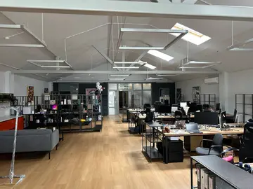 Офис в современном стиле с ламинатом