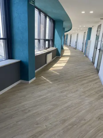 Коридор офиса после клининга