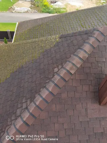 Крыша до-после чистки от мха